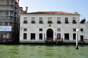 Two storey building between the Palazzo Dario and the Peggy Guggenheim Collection