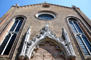 Gothic portal attributed to Bartolomeo Bon