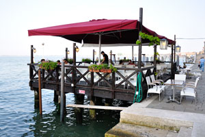 An open air restaurant beside the F.te Nove vaporetto station
