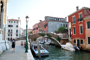 The Ponte Cavallo (horse) bridge was named in honor of the famous equestrian statue in the adjacent square
