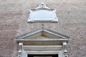 Memorial plate above the entrance door to the Santi Apostoli church