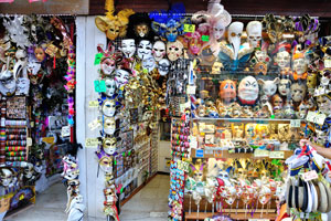 Shop selling Venetian masks on Strada Nova