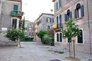 Three-storey apartment buildings on the Campiello Piave square