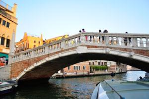 Ponte delle Guglie lies near the southern end of the Cannaregio channel, not far from the Santa Lucia station