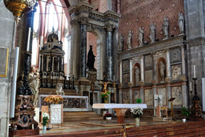 Chancel area in the church of Santo Stefano