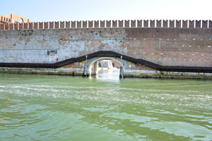 The wall of Costruzioni Mose Arsenale has the shape of Moscow Kremlin Wall