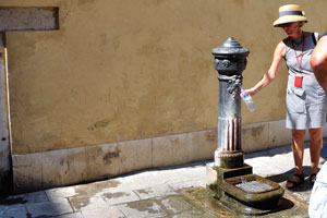 Public tap water source on the way from S. Angelo vaporetto station to the Santo Stefano church