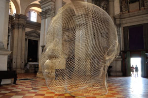 “Diaphanous head” is the work of the Spanish artist in the church of San Giorgio Maggiore