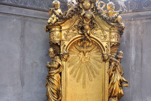 The golden throne of “Pio x pont max” is inside Santa Maria della Salute