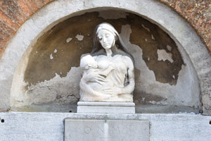 The statue of a baby sucking a breast on the Fondamenta Sant'Anna street, 993