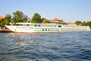 The MS Michelangelo is a 2 deck sailing vessel that sails the Po river and the Venetian Lagoon