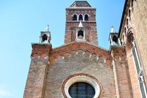 The part of church of Frari which is found close to its bell tower