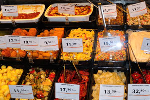 Wide variety of olives and other vegetables in the Conad grocery