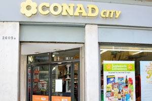 This “Conad city” retail store has the following GPS coordinates: 45.4372, 12.3281