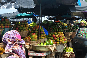 An abundance of mango is on the fruit market on Boulevard de la Paix