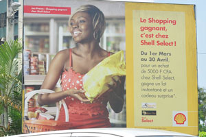 An advertisement of the Shell oil company “Le Shopping gagnant, c’est chez Shell Select!”