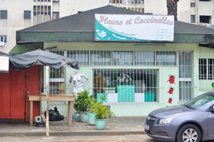 “Fleurs et Coccinelles” is a flower shop located in Cocody