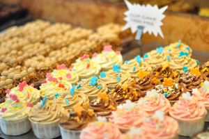 There are plenty of different flavors and varieties when it comes to cupcakes in the Pâtisserie Abidjanaise confectionery