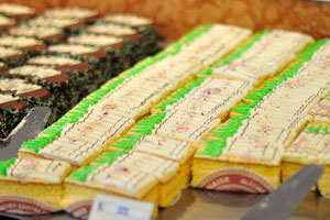 There is a great variety of desserts, ice creams and pastries in the Pâtisserie Abidjanaise confectionery