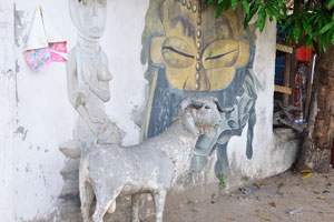 A sheep statue is at the entrance to CAVA (Le Centre Artisanal de la Ville d'Abidjan)