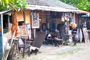There are wooden and metal objects, reptile bags, masks and drums from all over West Africa on the CAVA souvenir market