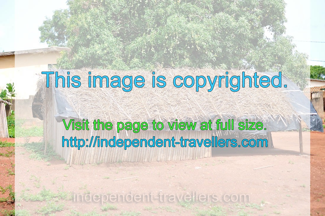 A thatched roof building is located somewhere at the road between Yamoussoukro and Korhogo