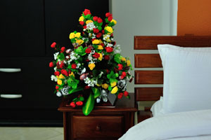 Complexe Hôtelier Olympe: a bouquet of artificial flowers is beside my bed
