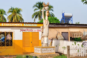 An inscription on the wooden monument reads: “Hotel Non Stop Kahatchô du Poro”