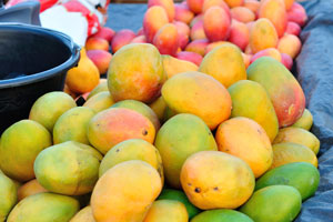 Mango for sale are on the boulevard Alassane Ouattara near the Grand Mosque