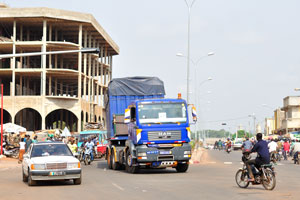 A huge “Man” truck is driving on the boulevard Alassane Ouattara
