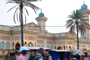 The Grand Mosque as seen from the boulevard Alassane Ouattara