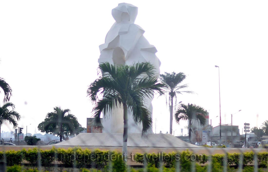 The Akwaba statue has the following GPS coordinates: 5.267707, -3.961337