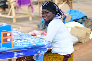 A captivating Ivorian woman is at the market of Le Marché de Mô Faitai
