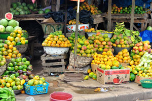 Mangoes and bananas are at the market of Le Marché de Mô Faitai