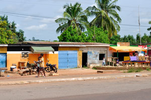 A village is along the road from Yamoussoukro to Korhogo