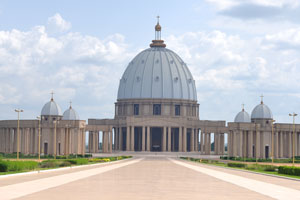 The design of the dome and encircled plaza are clearly inspired by those of the Basilica of Saint Peter in the Vatican City