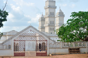 An entrance leads to the territory of the Grand Mosque of Yamoussoukro