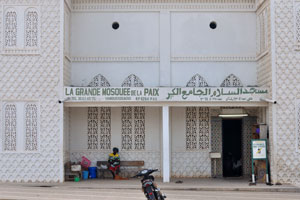 An inscription reads “La grande mosquée de la Paix”