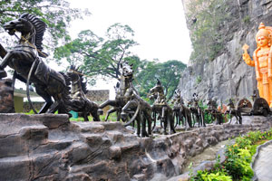 This statue, built in front of the Ramayana cave, includes a 27 meters horse-drawn chariot