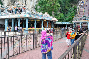 At the base of the hill are two more cave temples, Art Gallery Cave and Museum Cave