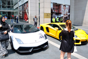 Girls want to be photographed with the white Lamborghini car