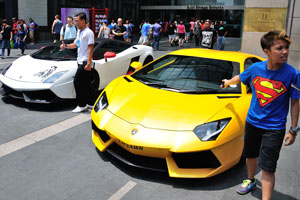 Vehicle registration plate of the yellow Lamborghini car reads: “LJ13AWR”