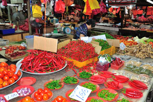 Chow Kit wet market can be easily reached by KL Monorail, the name of the station is “Chow Kit”