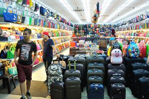 Bags, suitcases and carry-ons in Chinatown