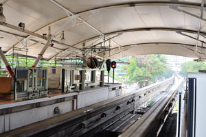 Chow Kit Monorail station is between the Medan Tuanku station (MR9) and Titiwangsa station (MR11)