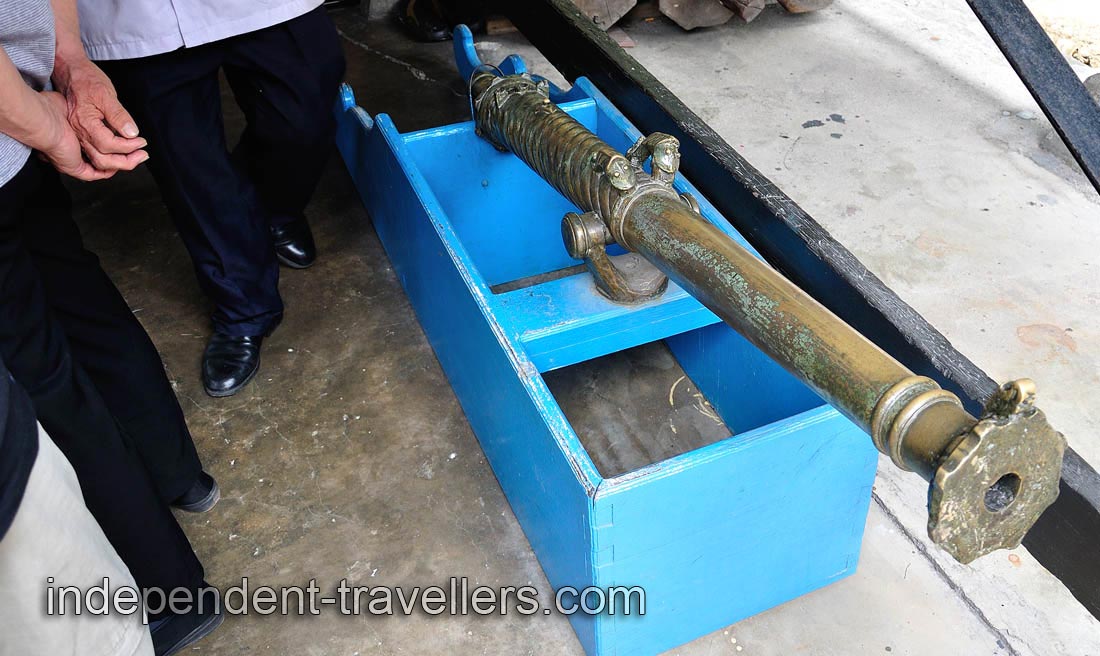 You can find this small cannon under Istana Satu