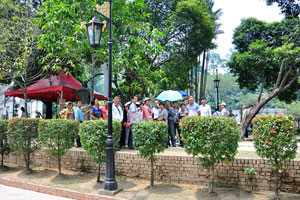 Group of chinese tourists before their visit to the National Museum