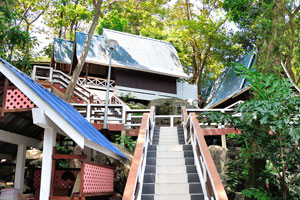 Some cottages of Coral View Island Resort are located pretty high, so you should use the stairway