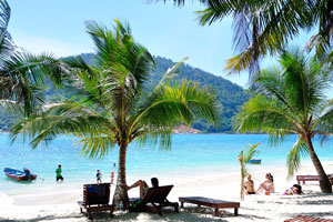 This beach is located between the New Cocohut restaurant and Cozy Chalet