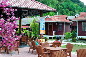 Outdoor tables at the Flora Bay Resort restaurant